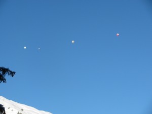Ballonfahrer hoch über Hochfügen